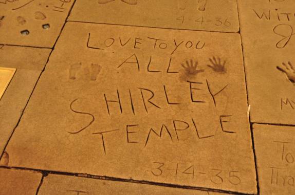 As marcas das mãos de shirley Temple ainda menina, logo após o sucesso de 'O Mágico de Oz', no piso do Grauman's Chinese Theater, em Los Angeles, na Califórnia - Estados Unidos